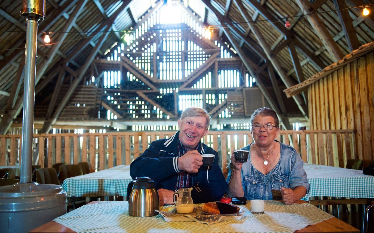 Det blir 31a gången som paret Gunilla Jacobsson och Kjell Carlsson båda 72 år öppnar lagårn för dans - Utängens loge . Bild: Lasse Edwartz