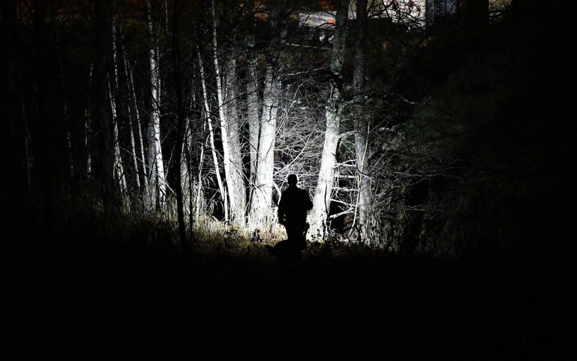 På tisdagskvällen riktades sökinsatsen in mot trakterna kring Ljungskile. Tidigare har man sökt strax utanför Uddevalla.
