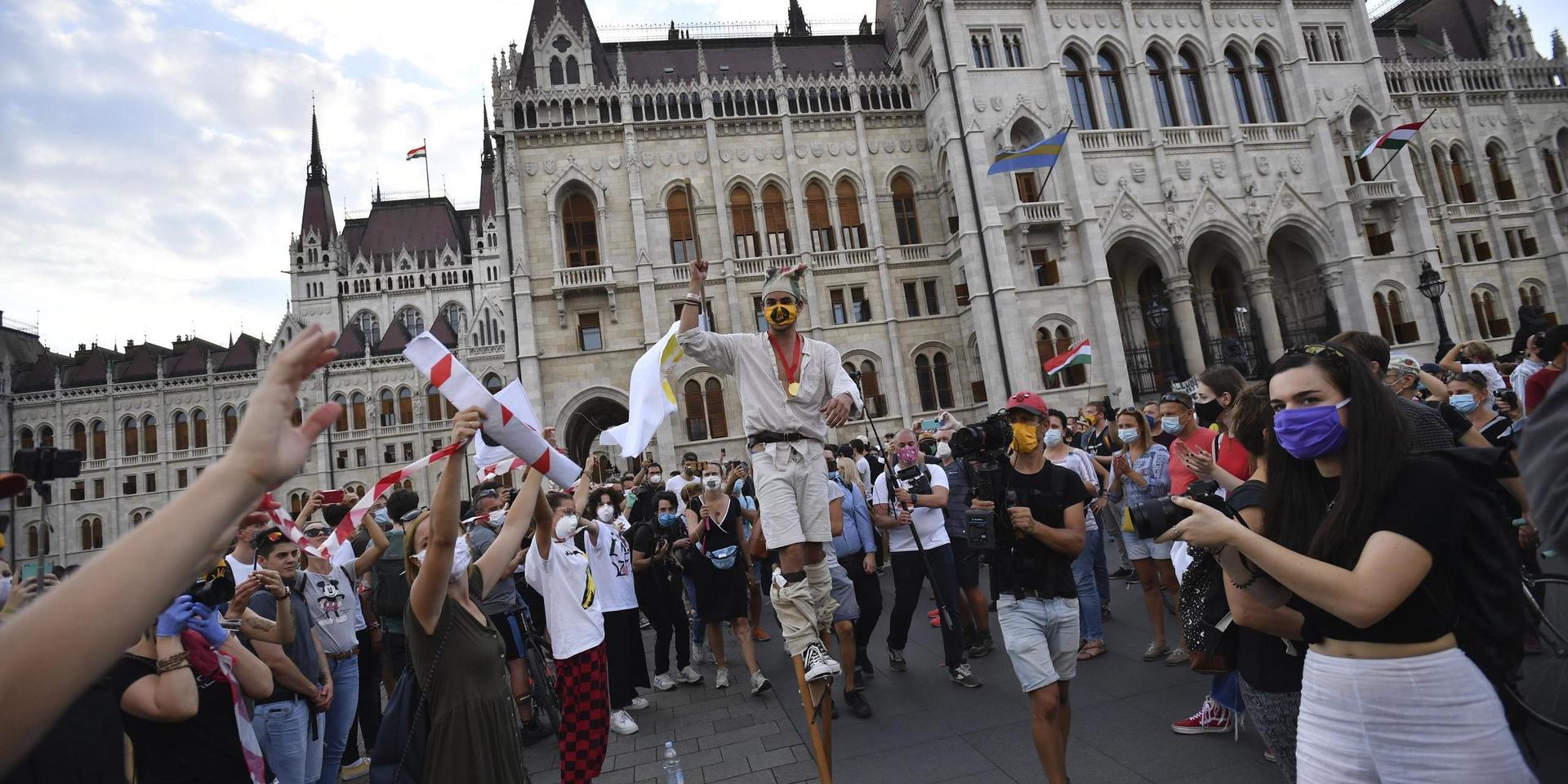 Teater- och filmstudenter bildar mänsklig kedja i Budapest i en protestaktion mot regeringens växande inflytande över kulturen och utbildningen. Bilden är tagen den 6 september.