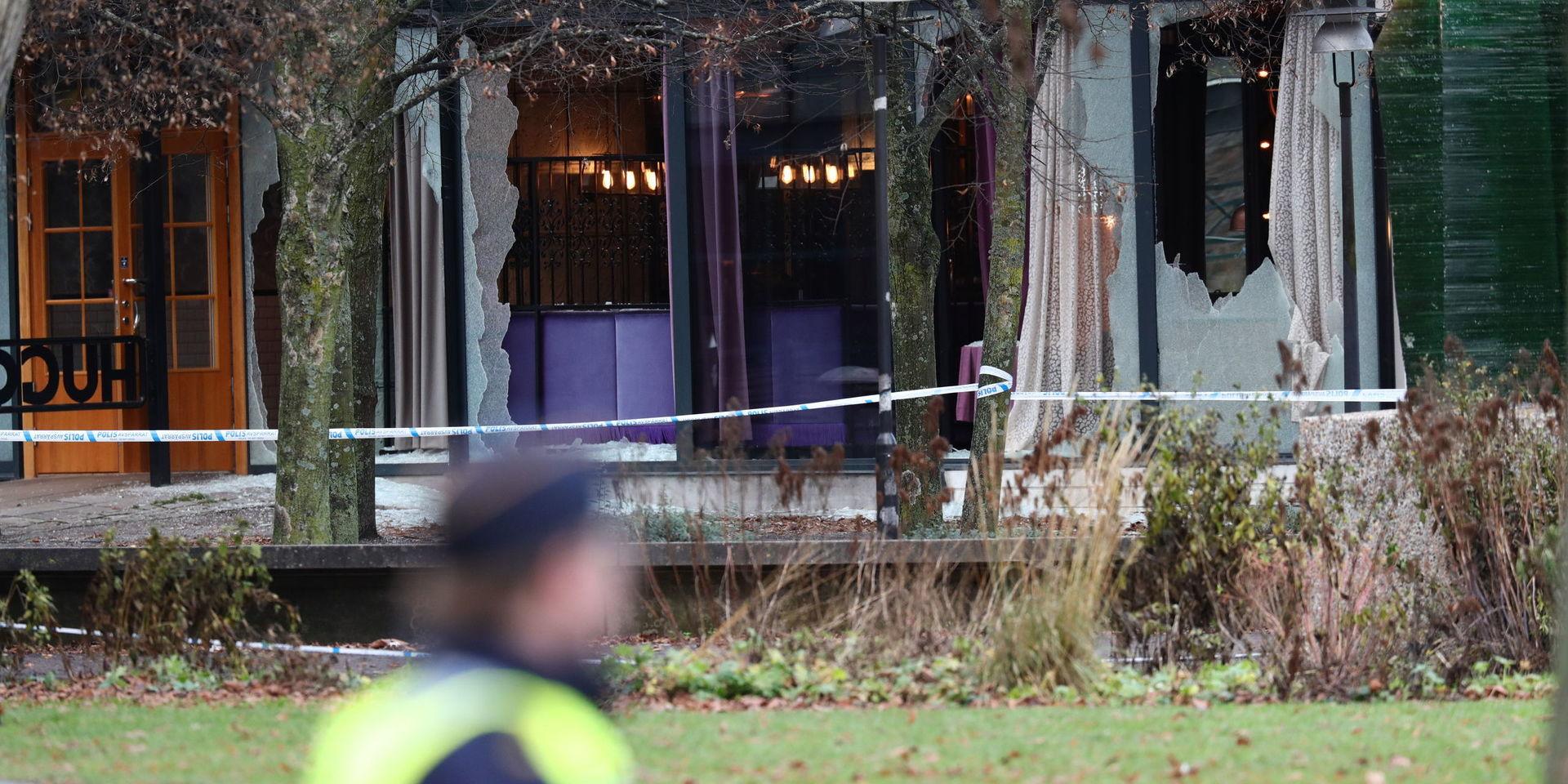 Två personer är döda efter en skottlossning som har inträffat utanför en nattklubb i centrala Norrköping. Polisen söker nu vittnen till händelsen.