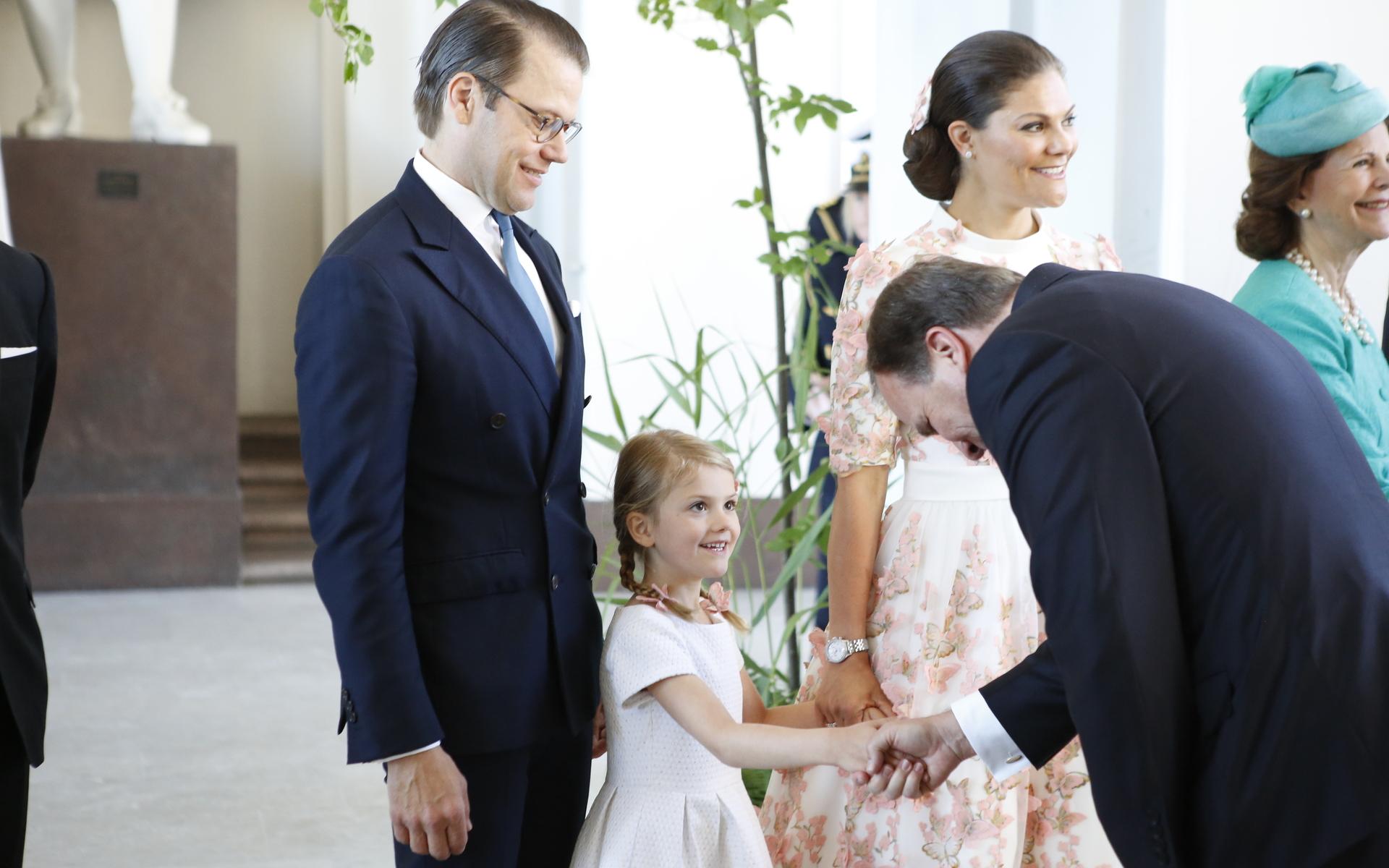 När mamma fyllde 40 år hälsade prinsessan Estelle på den dåvarande statsministern Stefan Löfven när han kom till mottagningen. Arkvibild.