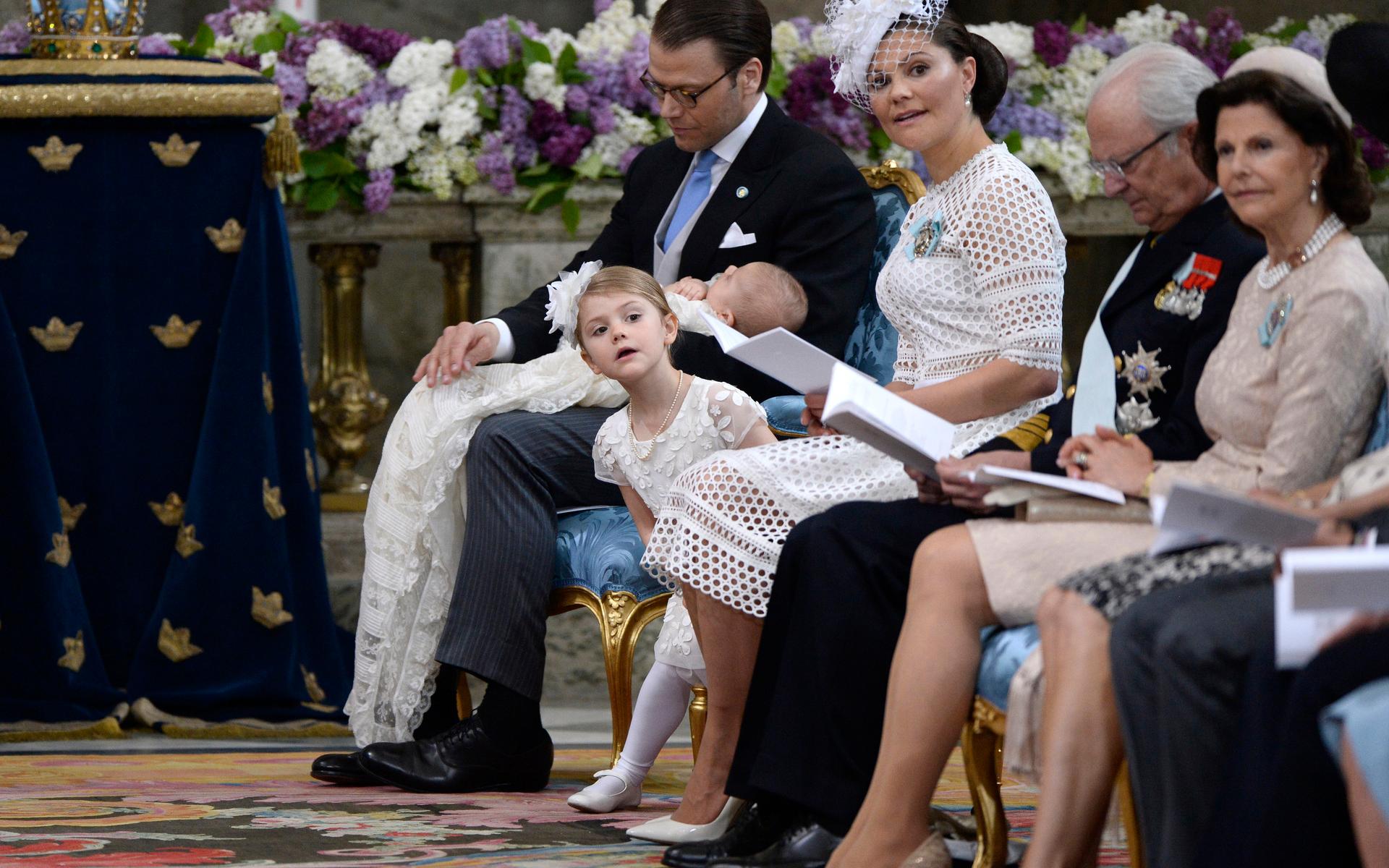 2016 var det dags för hennes lillebror, prins Oscar att döpas. Prins Daniel med prins Oscar, prinsessan Estelle, kronprinsessan Victoria, kung Carl XVI Gustaf och drottning Silvia under prins Oscars dop i slottskyrkan på Stockholms slott.