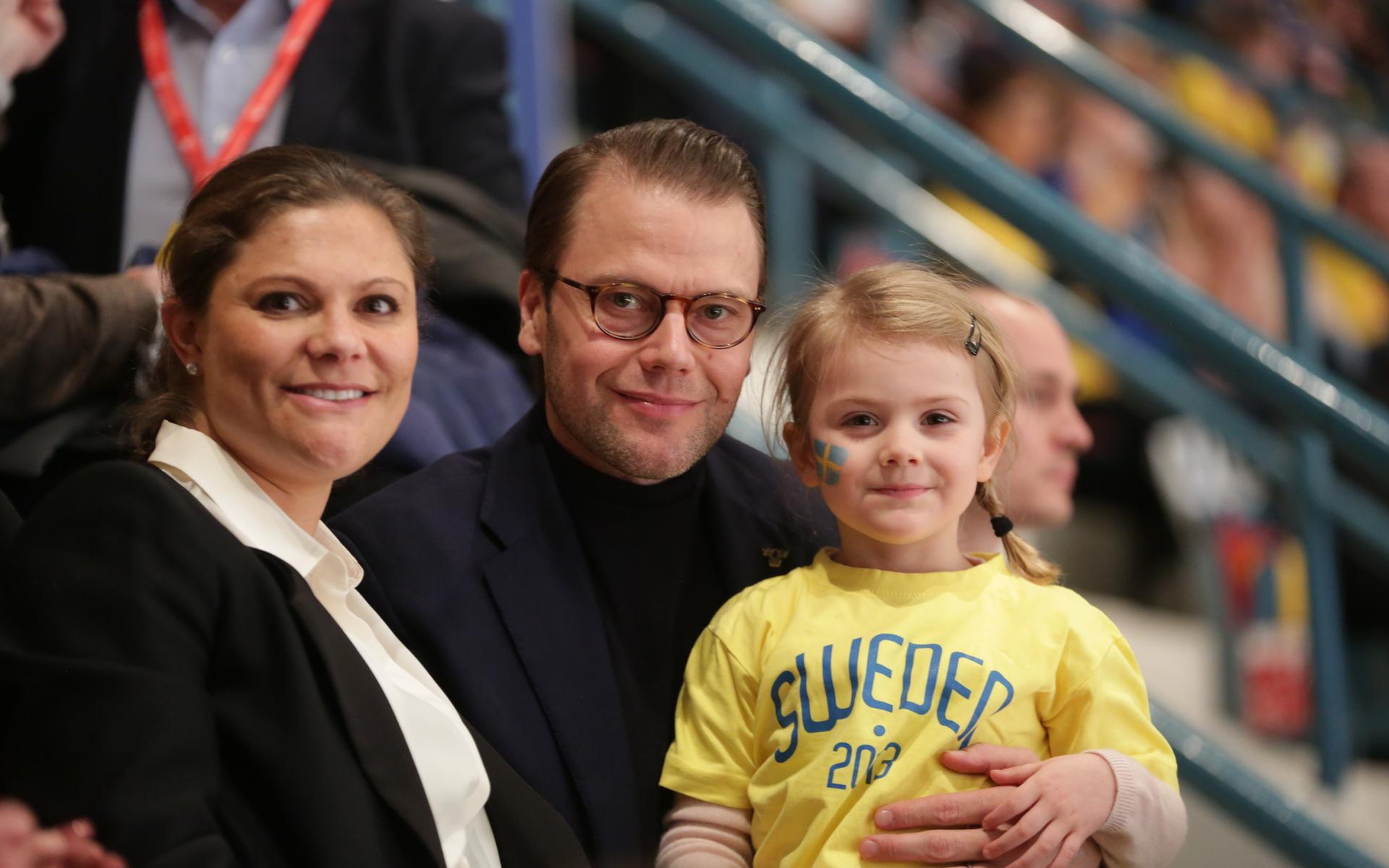 Prinsessan Estelle  följer ofta med mamma och pappa på olika sportevenemang. Här var det en hockeymatch mellan Sverige och Finland 2016. Arkivbild.
