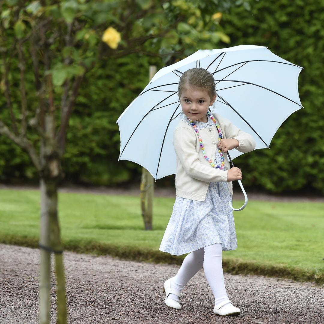 När kronprinsessan fyllde 38 år, var det som vanligt firande på Solliden. De verkade det som vädret inte var toppen, och prinsessan Estelle behövde skydda sig från regnet med ett paraply. Arkivbild.