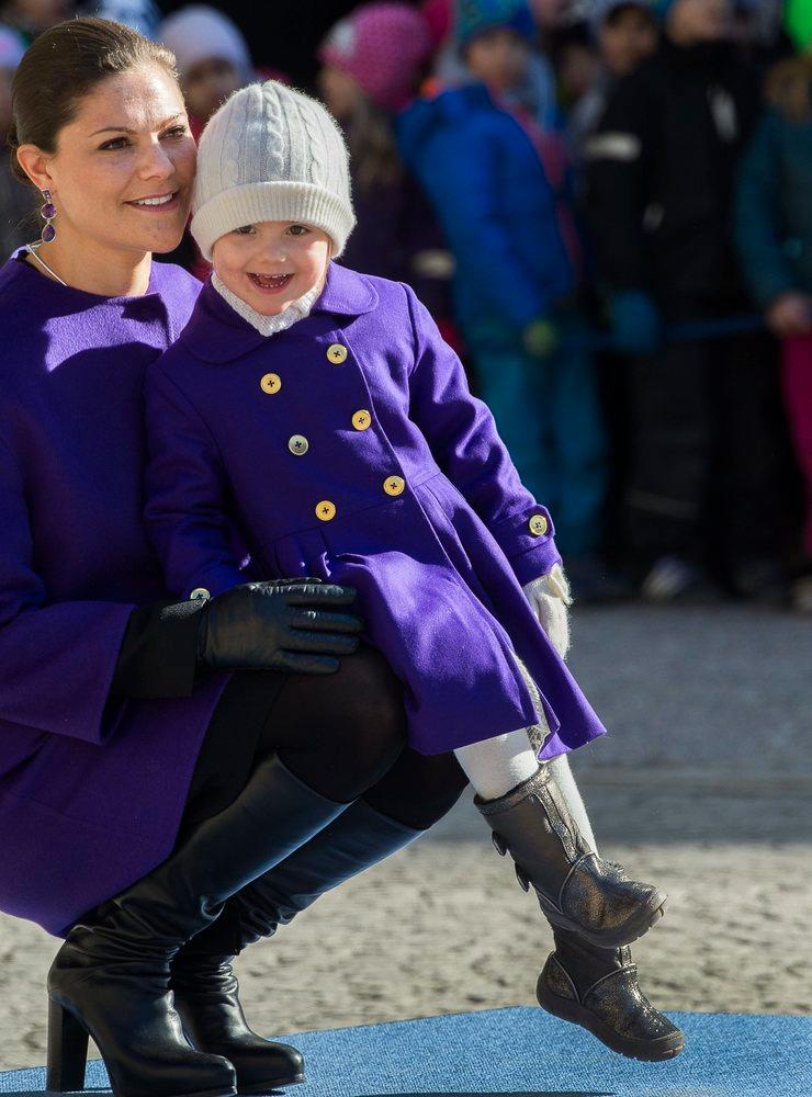 När kronprinsessan Victoria firade sin namnsdag 2015 var prinsessan Estelle med på inre borggården på Stockholms slott. Mor och dotter bar då matchande kappor. Arkivbild.