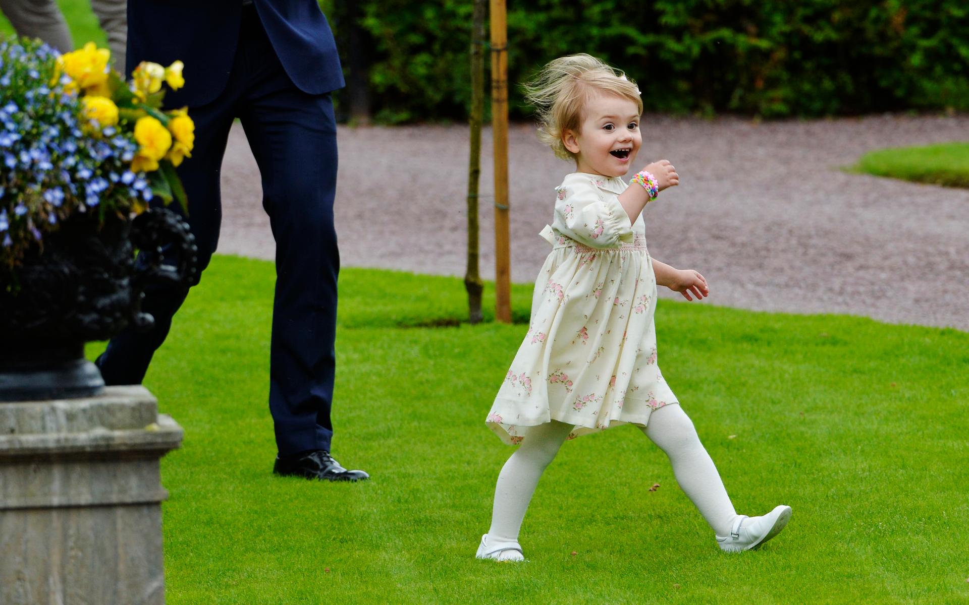 En liten prinsessa med spring i benen firade mammas 37-årsdag på Sollidens slott. Arkivbild.