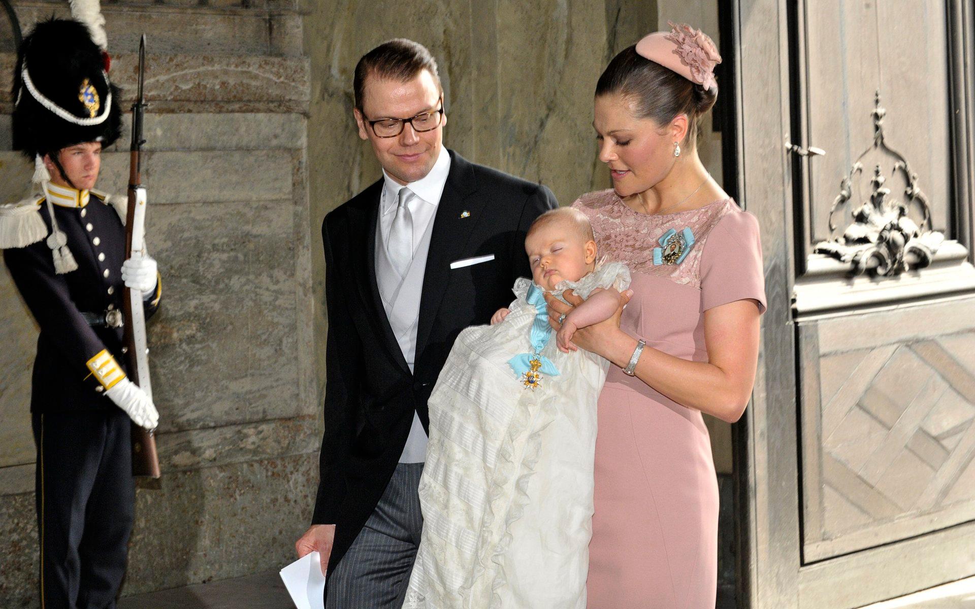 I maj 2012 var det dags för dop för prinsessan Estelle. Men är man bara några månader så tar sånt på krafterna. En liten trött tjej ligger i mamma kronprinsessan Victorias famn. Arkivbild.