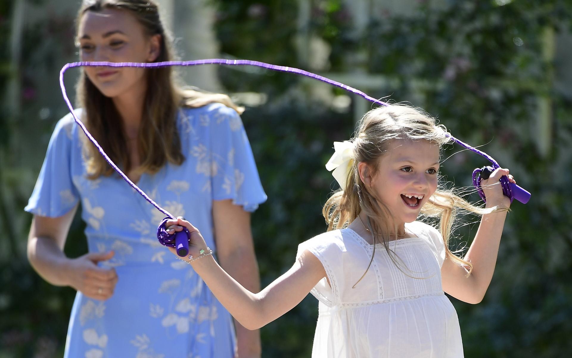 Prinsessan Estelle roade sig med att hoppa rep en stund i samband med födelsedagsfirandet av kronprinsessan 2019 på Sollidens slott. Arkivbild