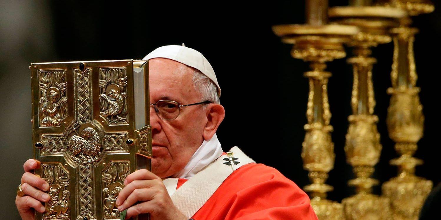 Påve Franciskus under en mässa i Peterskyrkan i Vatikanen i juni i år. Det har länge varit tradition bland påvarna att klä sig i rött och vitt. Arkivbild.