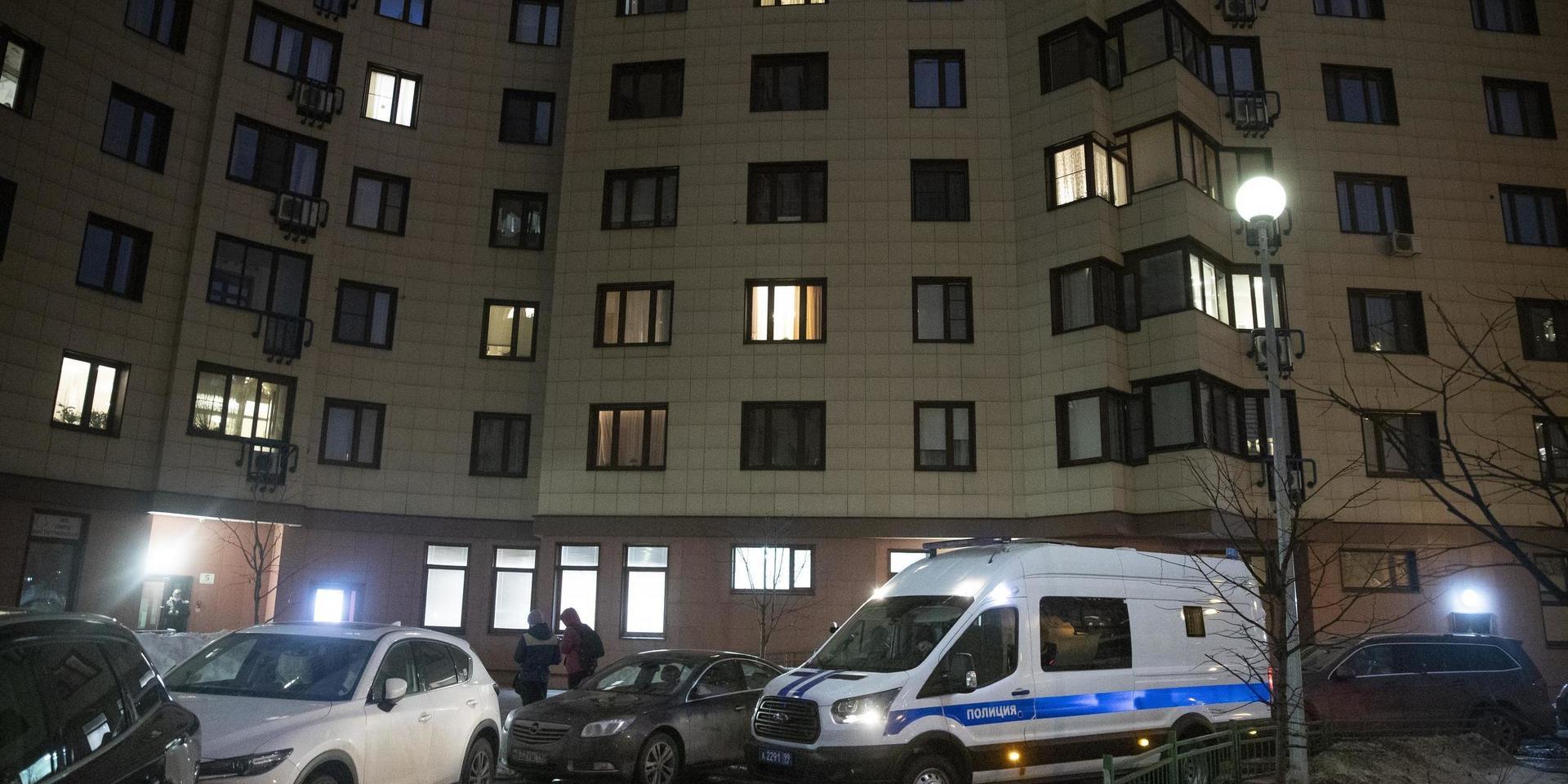 Ett polisfordon utanför det hus där den ryske oppositionsledaren Aleksej Navalnyjs bostad på onsdagen.