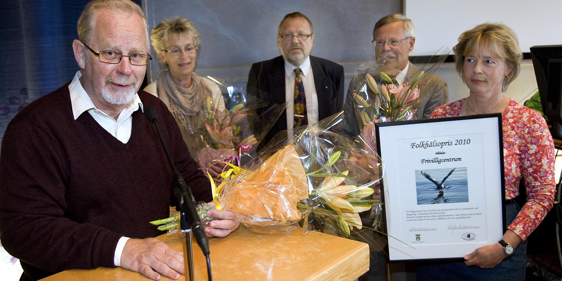 År 2010 fick Frivilligcentrum Folkhälsopriset av Uddevalla kommun. Från vänster Bjarne Rehnberg, Lill Marsk, Elving Andersson, Ralph Steen och Gunilla Eksell.