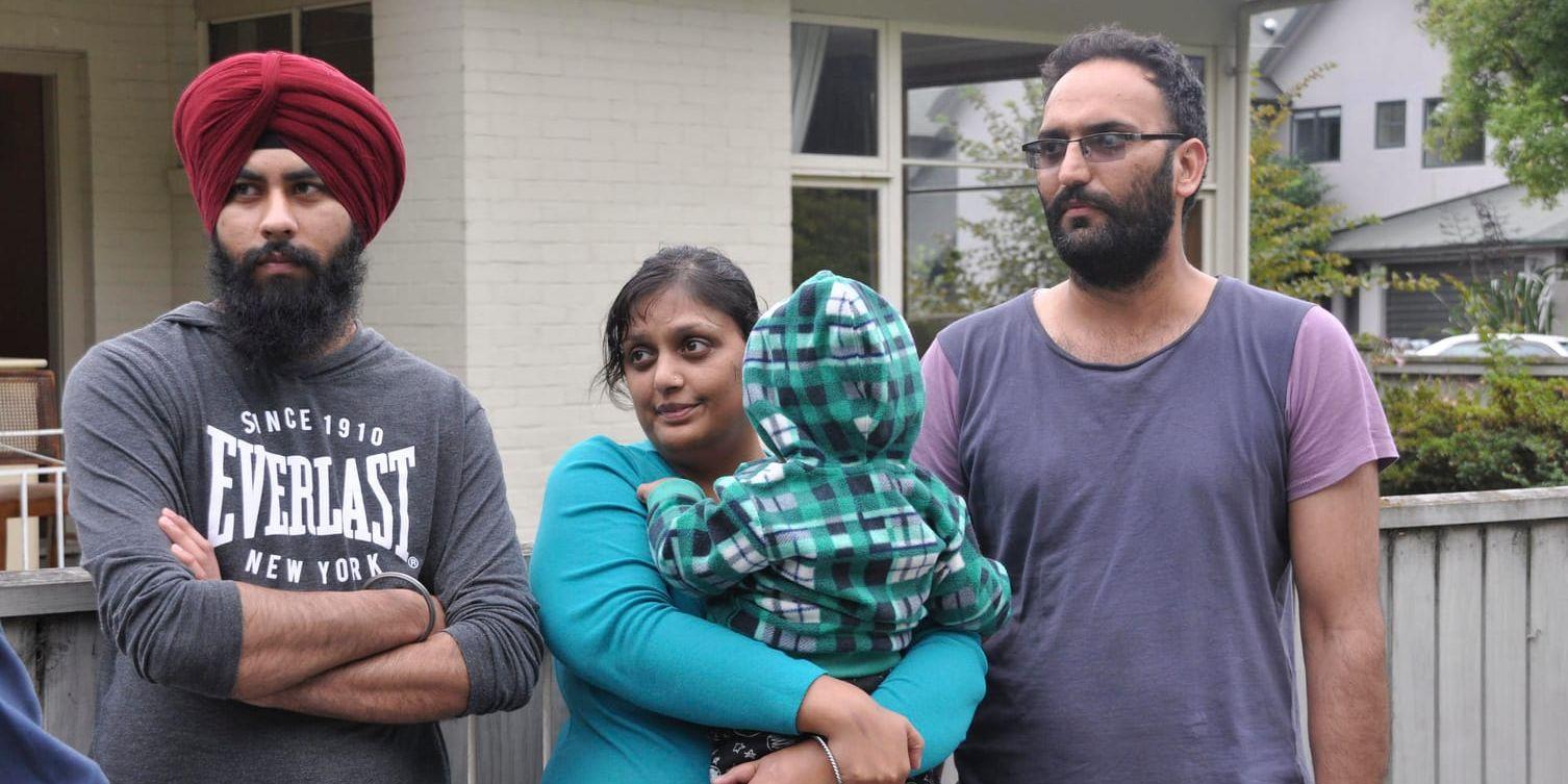 Charu Sharma (i mitten) såg en man dö utanför sitt hus och hjälpte offer vid terrordådet i Christchurch. Hon träffar TT tillsammans med sin svåger Bhumeet Singh (vänster) och make Paramjit Singh (höger).