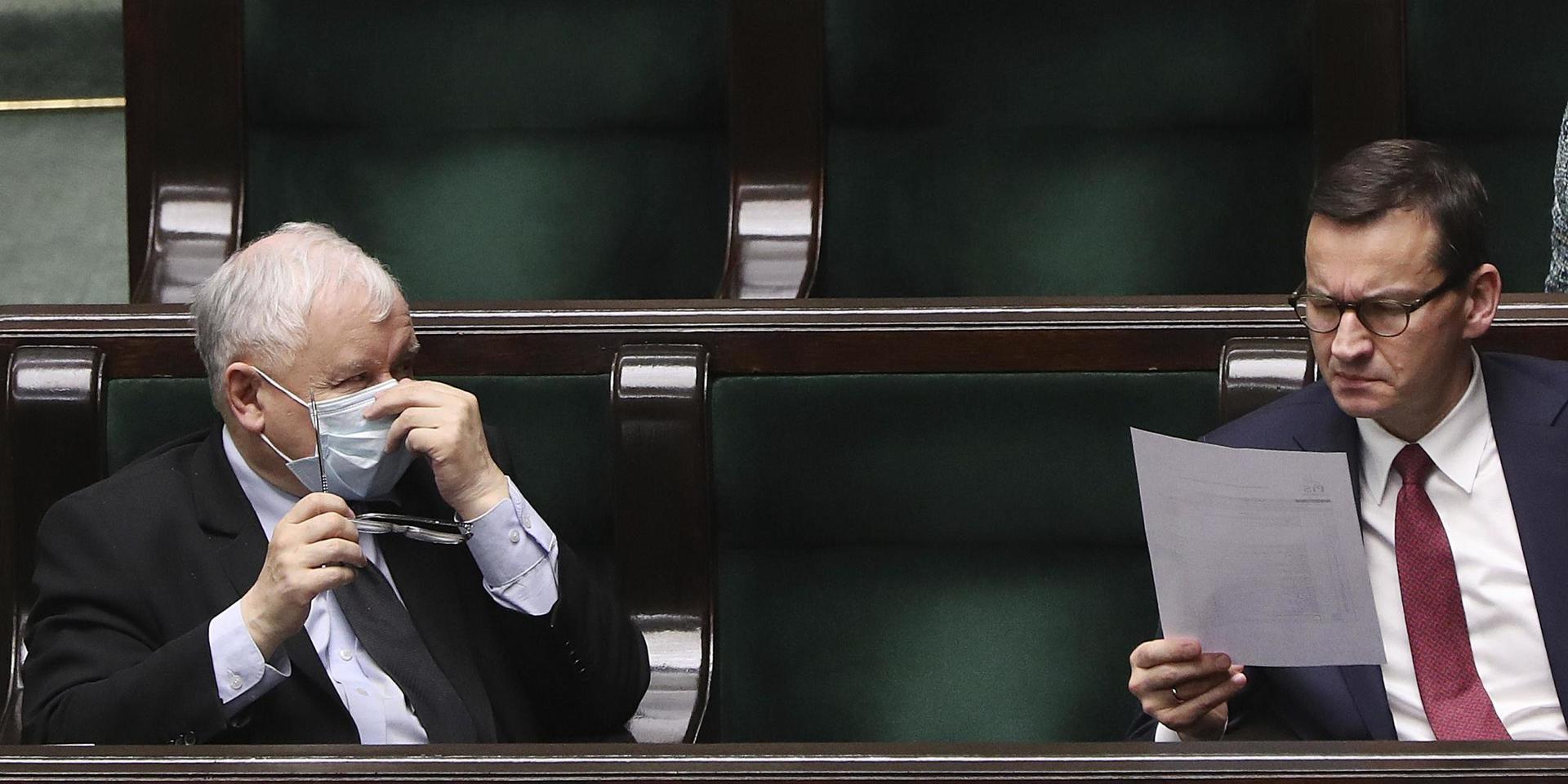PIS partiledare Jaroslaw Kaczynski till vänster och premiärminister Mateusz Morawiecki till höger. Arkivbild.