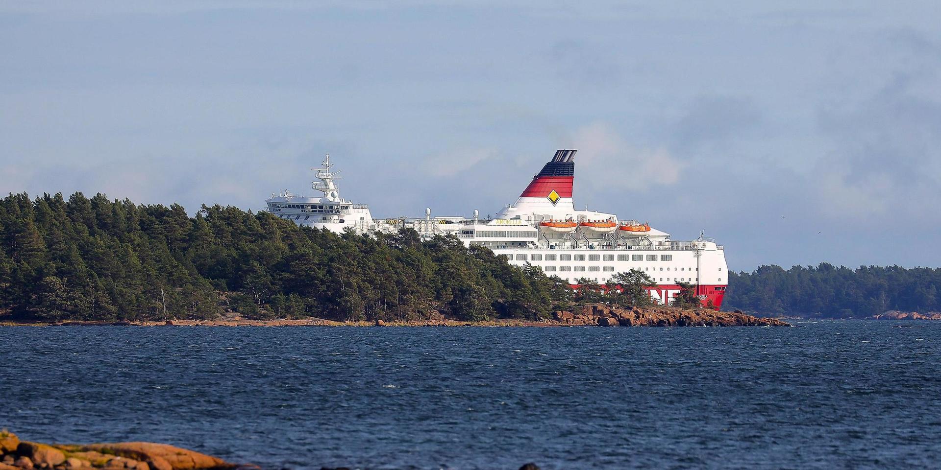 Förberedelser pågår för att fartyget Amorella ska kunna flyttas till hamnen i Långnäs. 