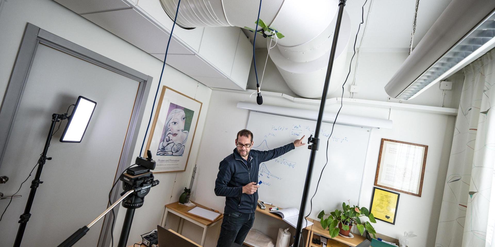Universitetslektor Kristofer Modig har gjort om sitt arbetsrum på Kemicentrum i Lund till en liten studio. Han kan ha föreläsning för 100 studenter på en gång, men ser bara 18 av dem åt gången på små bilder på dataskärmen. 