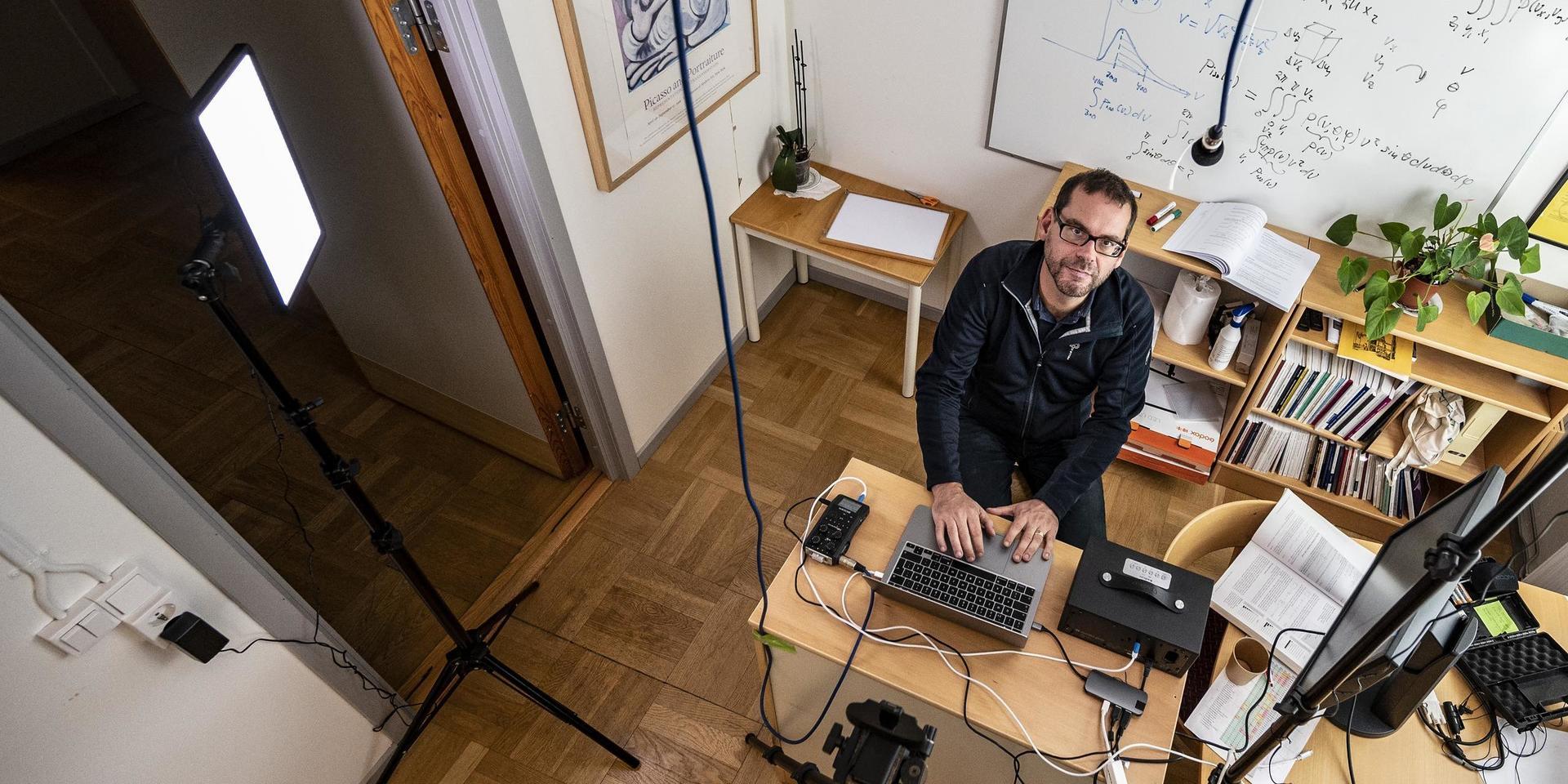 Mer jobb och mindre interaktion med studenterna – det är följden av digitala undervisningar, tycker universitetslektor Kristofer Modig.