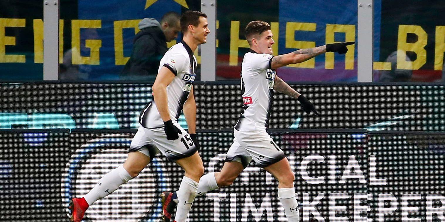 Udineses Rodrigo De Paul, höger, jublar efter 2–1-målet i 3–1-segern borta mot Inter