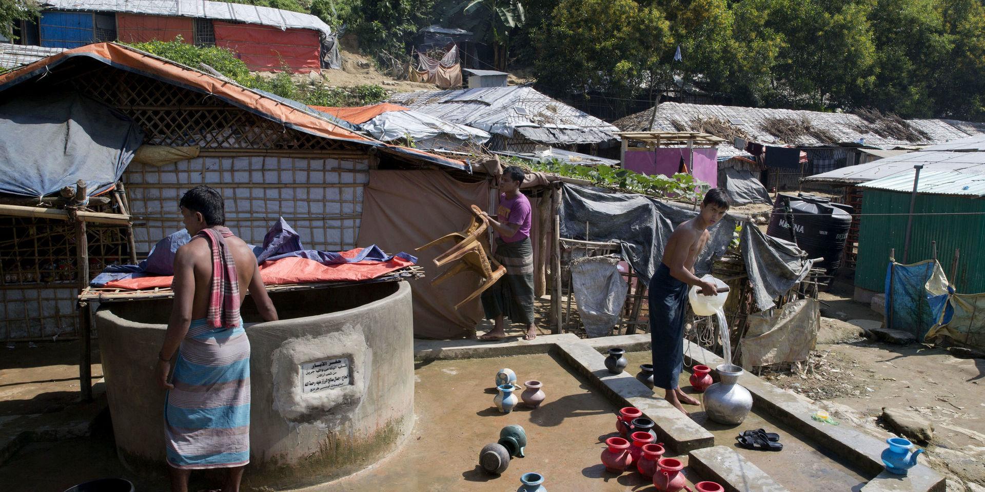 Rohingyer hämtar vatten från en brunn vid flyktinglägret i närheten av Cox's Bazar i november. 