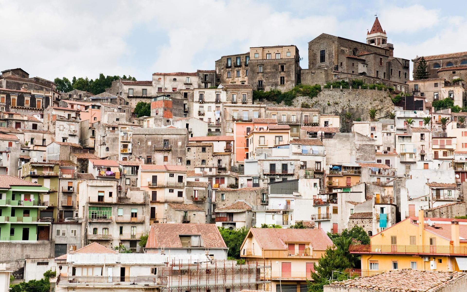 I staden Castiglione di Sicilia, belägen vid vulkanen Etnas sluttningarna och med hippa Taormina och östra Siciliens stränder på nära avstånd, finns 900 övergivna hus.