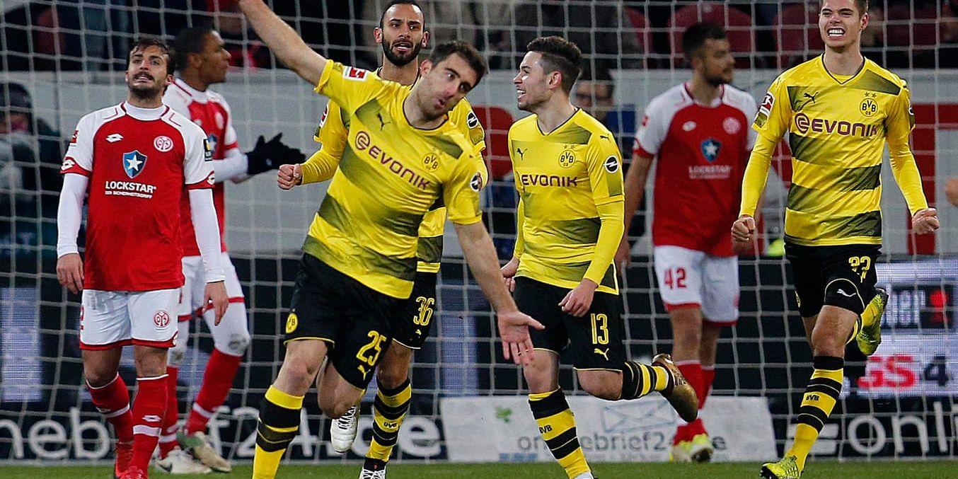 Dortmund's Sokratis (till vänster) firar sitt mål i Dortmunds 2–0-seger mot Mainz.