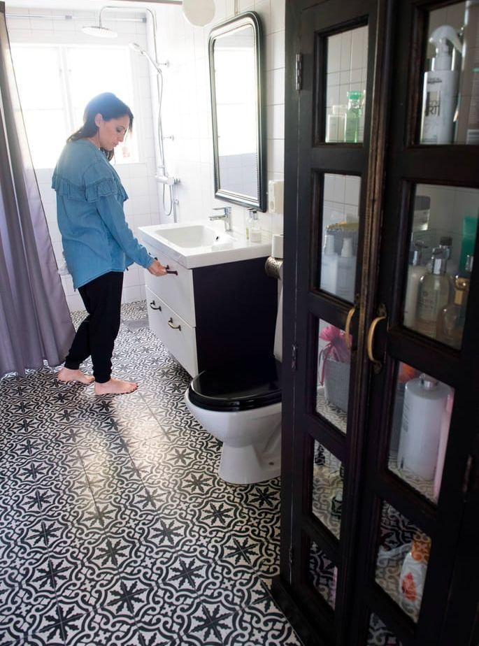 Toaletten på övervåningen har precis som den på nedre plan en marockansk touch, med klinkerplattor köpta i Marrakech. Handtagen på lådorna under handfatet är i 1920-talsstil. Bild: Fredrik Sandberg