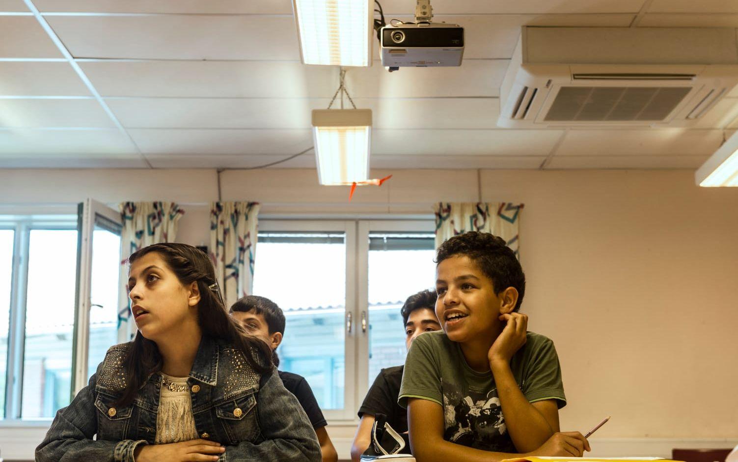 Från vänster: Bayan Hamad, 11, och Hazaifa Hamad, 13, lär sig böja adjektiv på svenska lektionen.