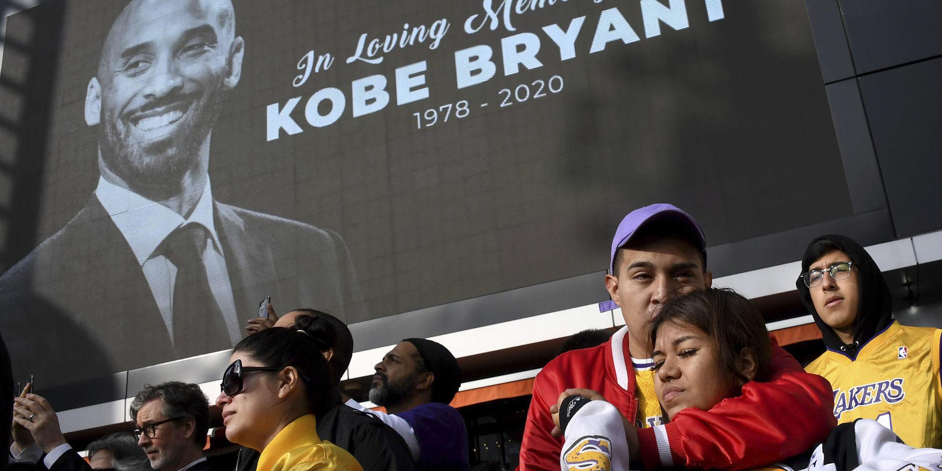 Många sörjer Kobe Bryant efter helikopterkraschen i Los Angeles utanför Staples Center, LA Lakers hemmaarena där Bryant tillbringade sin karriär.