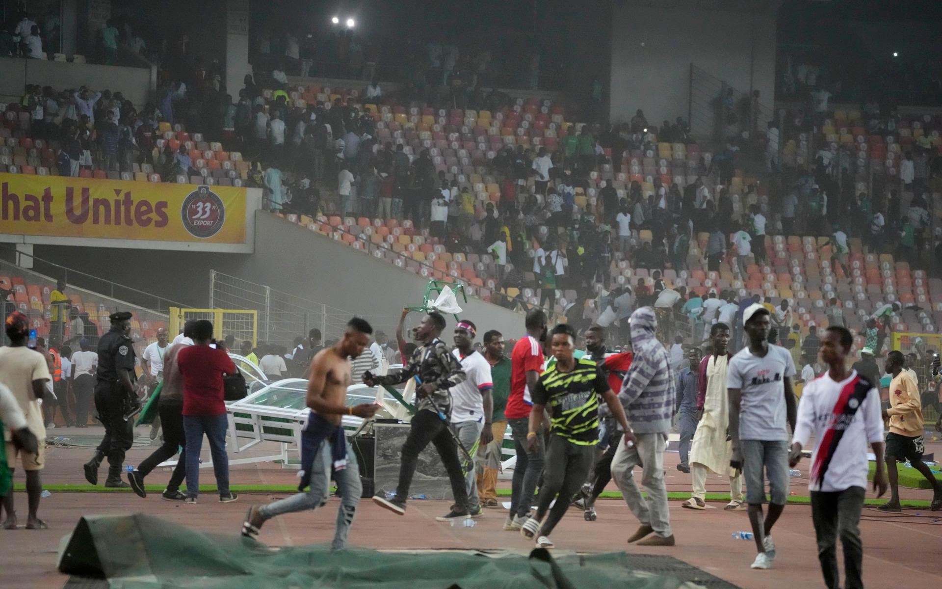 Anledningen var att nigerianska fans stormade planen efter matchen.