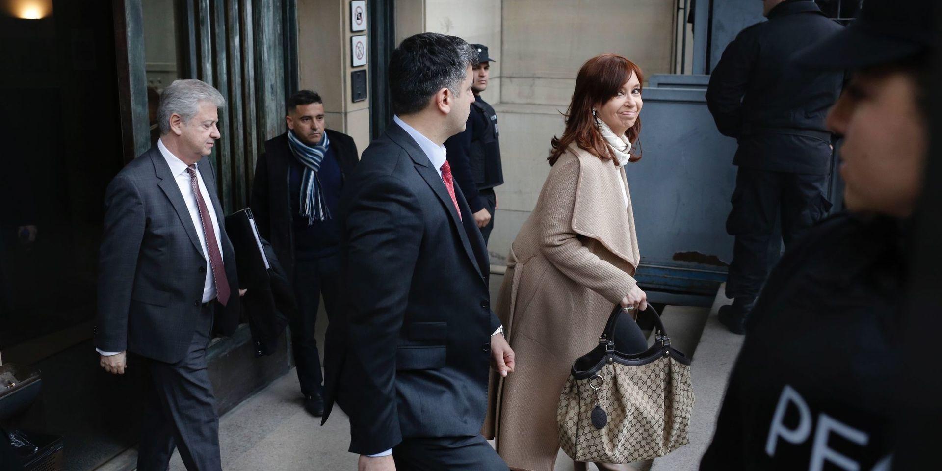 Cristina Kirchner lämnar en domstol i Buenos Aires efter att tidigare i september ha vittnat i ett annat korruptionsmål mot henne.