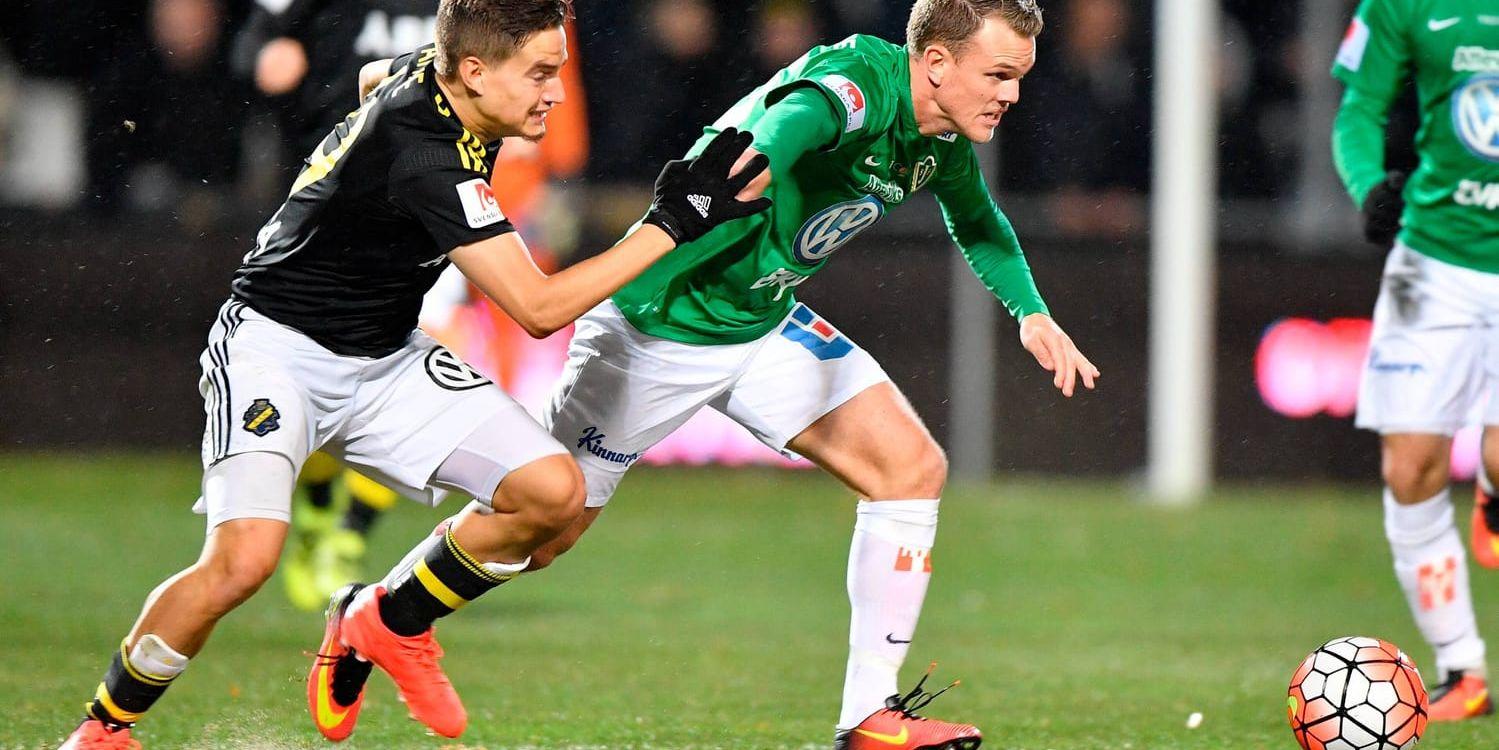 AIK:s Amin Affane hamnar på efterkälken mot Jönköpings Stian Aasmundsen.