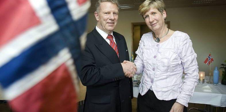 Ambassadtack. Anne K. Lund tackade Lars-Erik Andersson för hans fina jobb som norsk konsul i Uddevalla. Ett hedersuppdrag som han utfört med stor glädje.