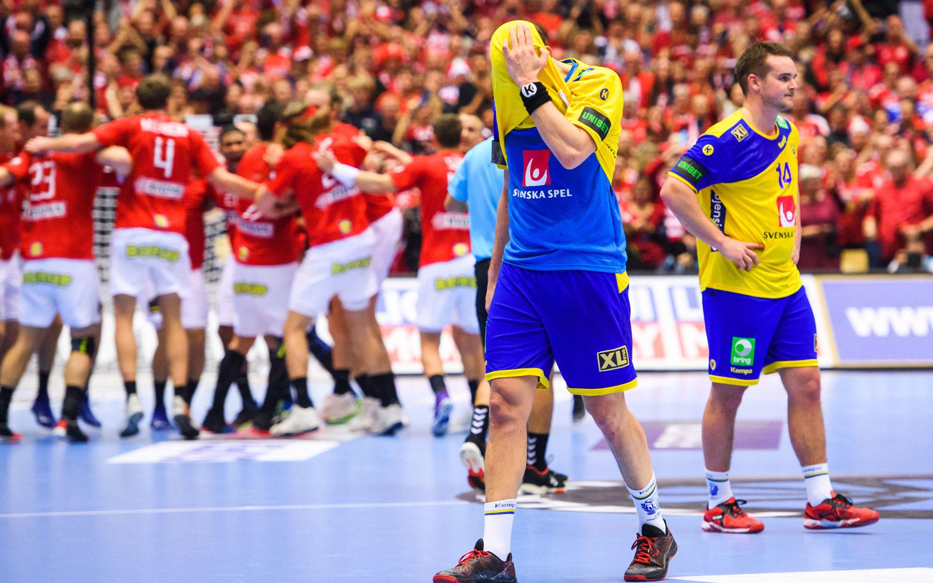 Max Darj och Jesper Konradsson deppar när Danmark jublar över semifinalplatsen.