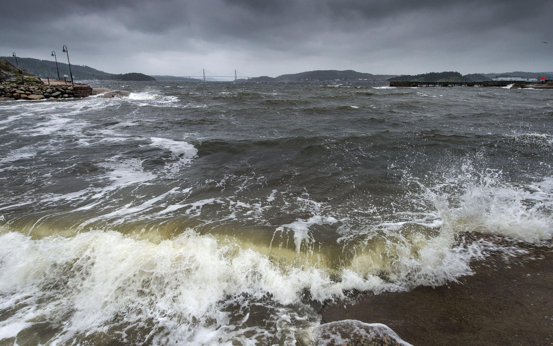 Byfjorden i Uddevalla vid Svenskholmen under en storm och Uddevallabron avstängd för all trafik