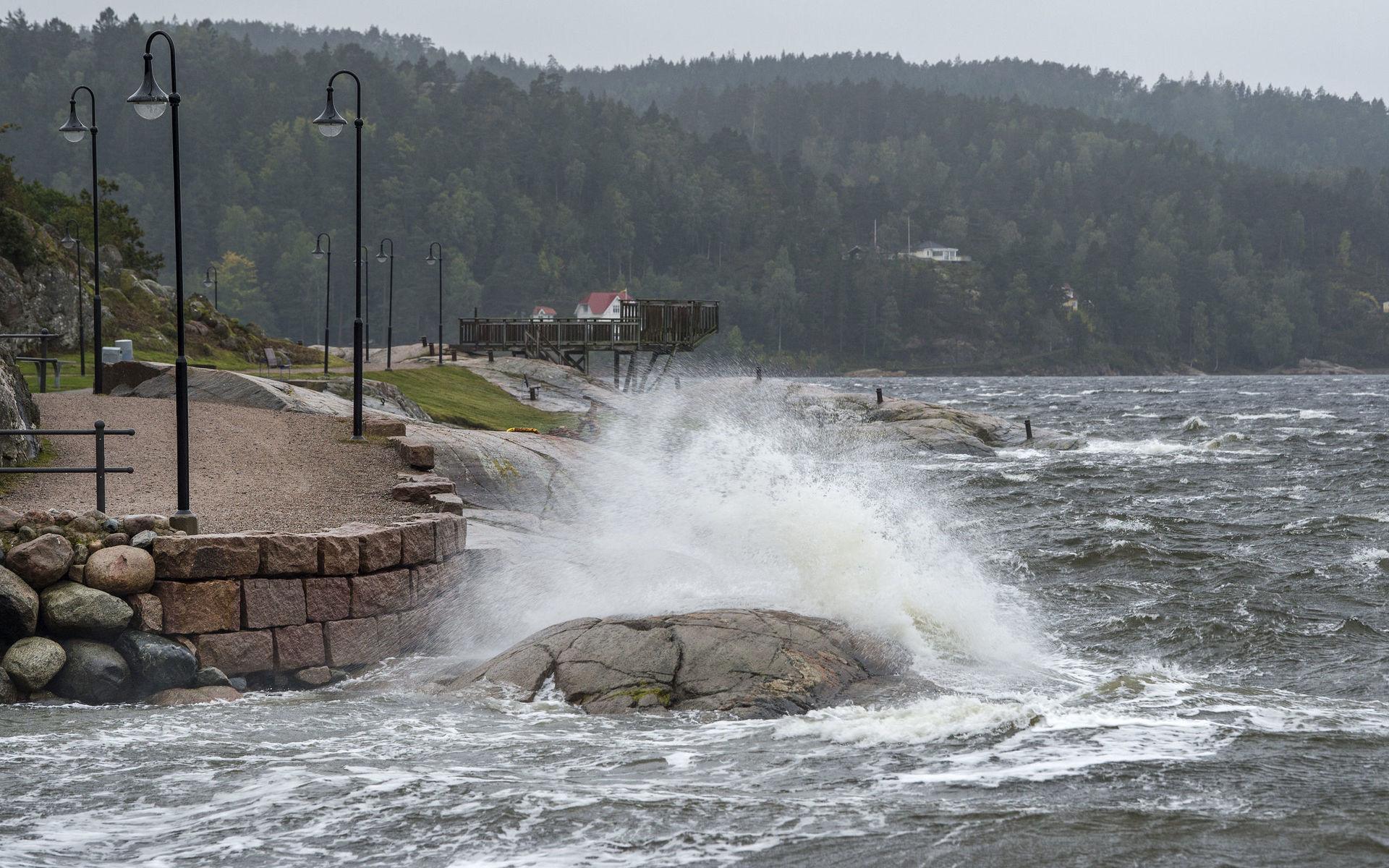 Byfjorden i Uddevalla vid Svenskholmen under en storm och Uddevallabron avstängd för all trafik