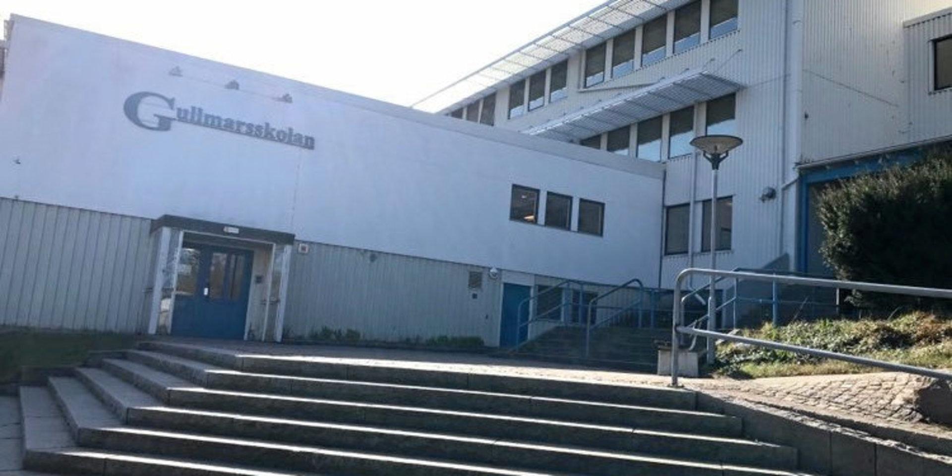 Gullmarsskolan i Lysekil fick utrymmas efter att en fyrverkeripjäs avfyrats inne i lokalen.