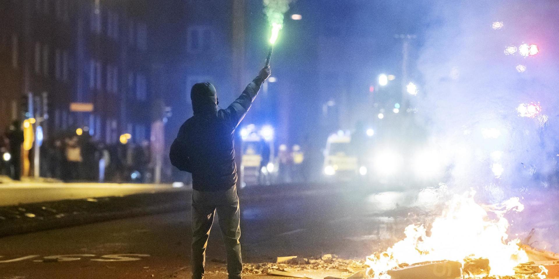 August 2020: Brinnande barrikader och demonstranter har samlats på Amiralsgatan i Malmö som en reaktion på en koranbränning på Emilstorp i Rosengård. Enligt polisen befann sig 300 personer på Amiralsgatan i samband med upploppet. Arkivbild.