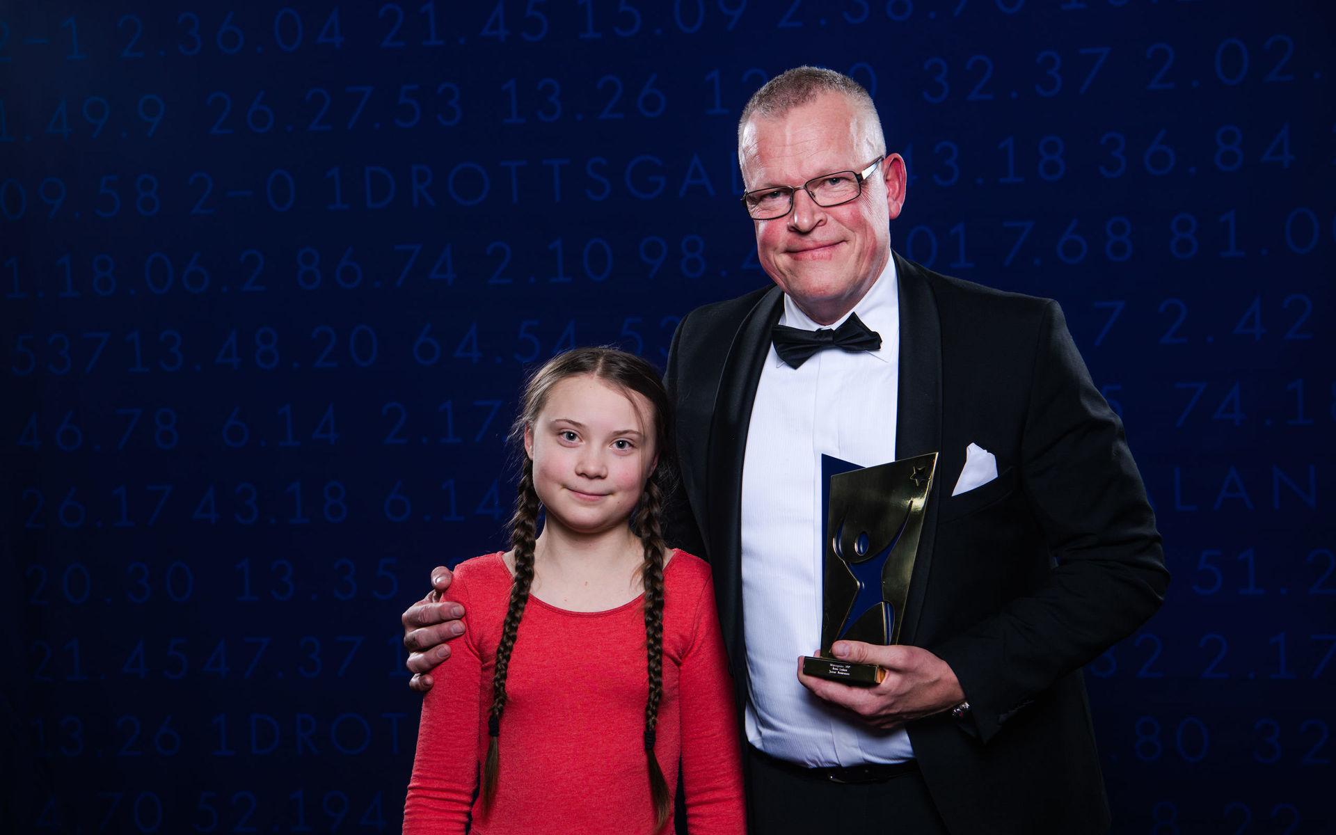 Prisutdelare Greta Thunberg och Förbundskapten Janne Andersson med priset för Årets Ledare.