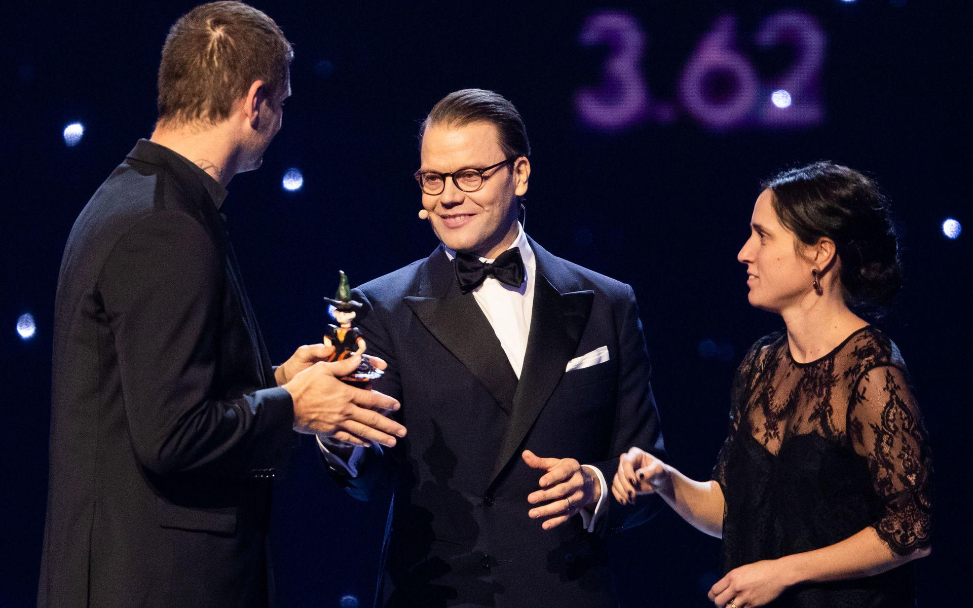 Prins Daniel delar ut priset Årets Peppare till stiftelsen Goodsports Patrik Asplund.
