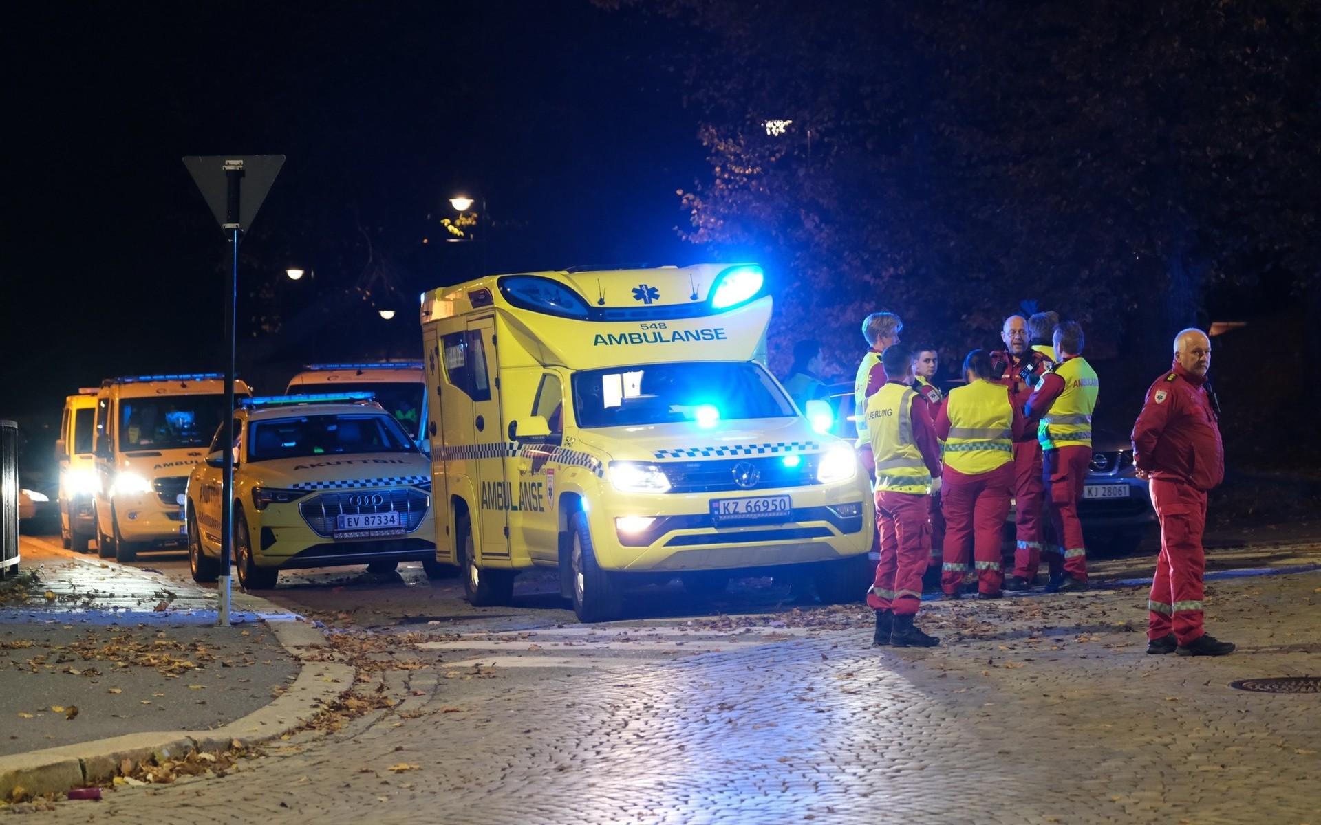 Ett stort antal ambulanser skickades till Kongsberg centrum när larmet kom om en allvarlig händelse.