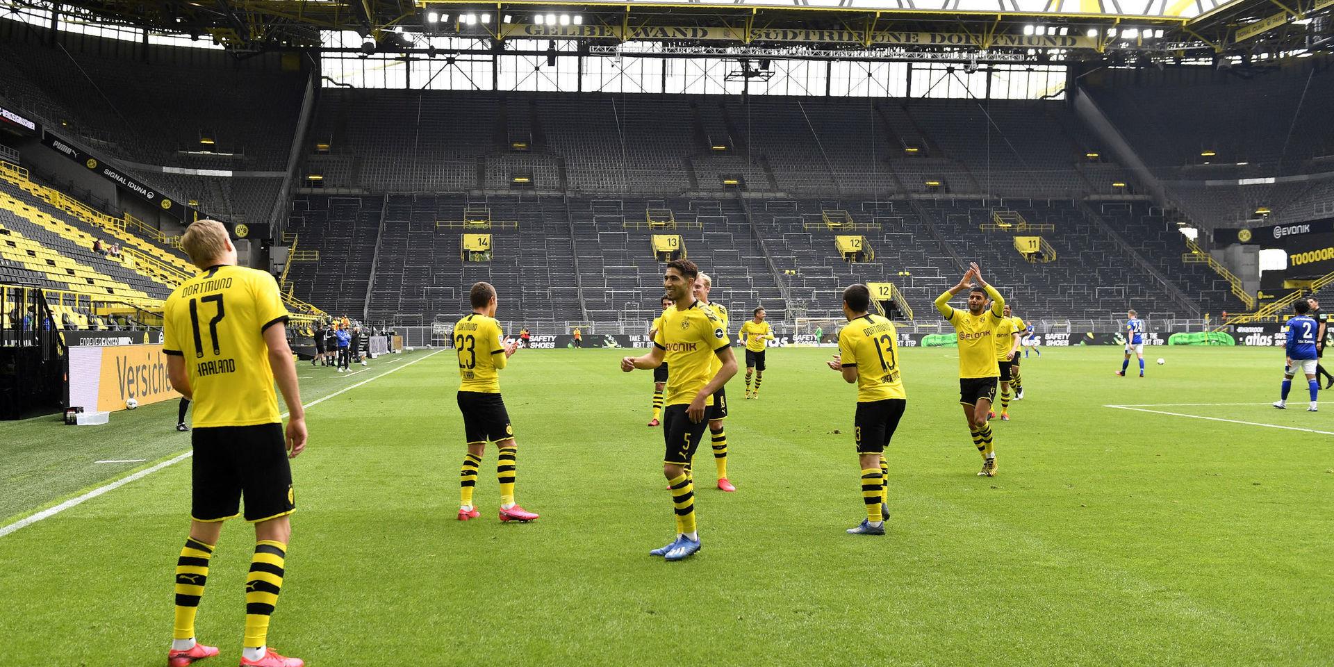 Borussia Dortmunds Erling Braut Haaland firar målet i hemmamötet med Schalke.