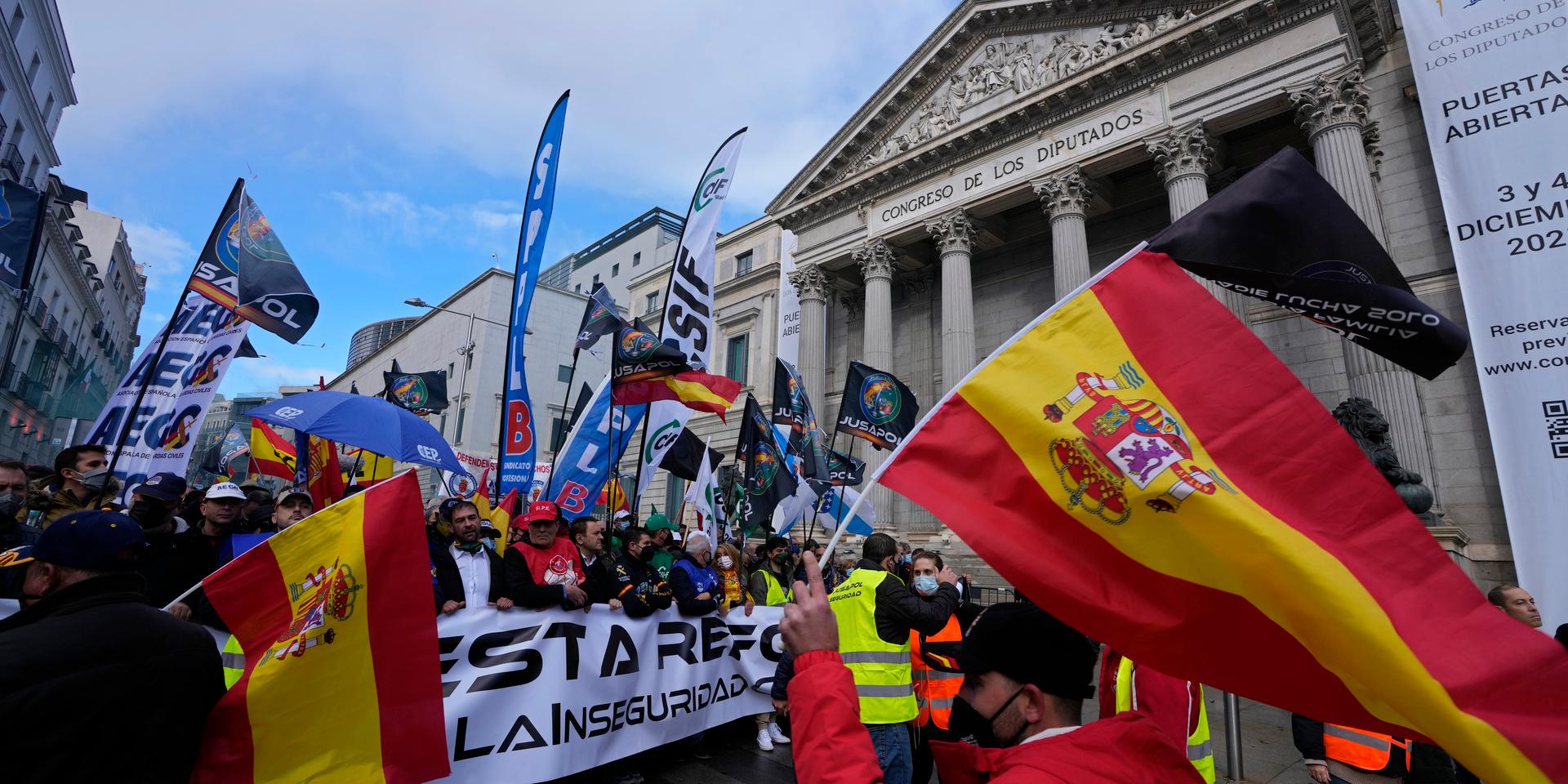 Protesterande poliser utanför parlamentet i Madrid på lördagen.