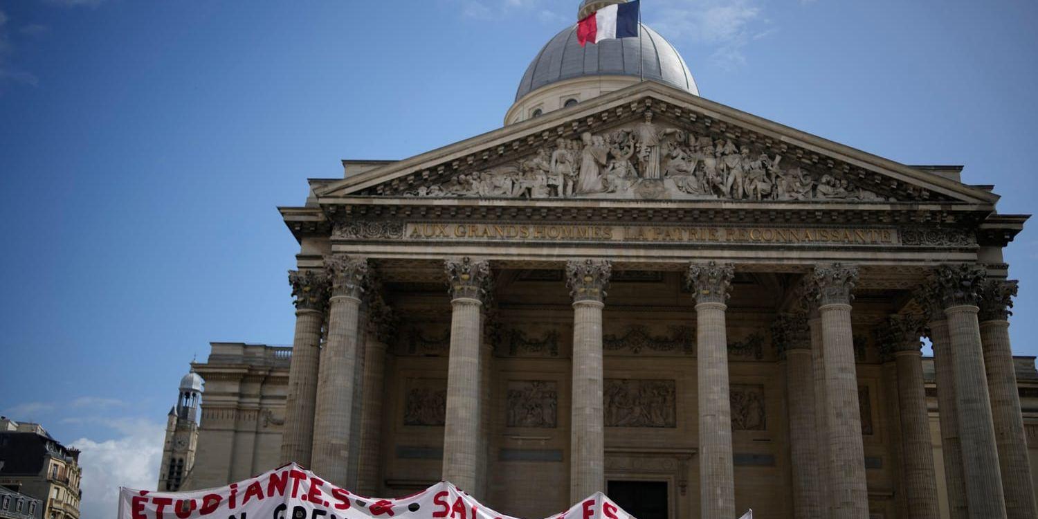 Studenter demonstrerade utanför Pantheon i Paris i torsdags. Arkivbild.