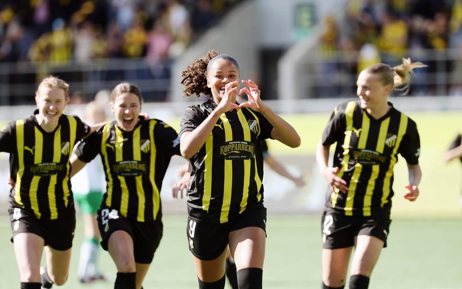 Häckens Felicia Schröder och lagkamrater jublar efter 1–0-målet mot Hammarby i den andra finalmatchen i Europa Cup.