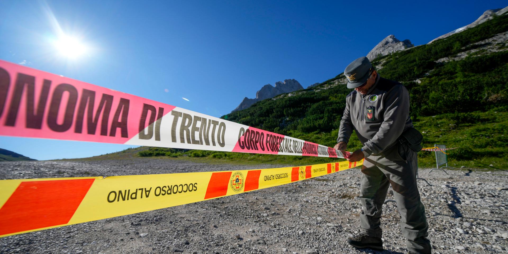Italiensk polis spärrar av området kring Marmolada-toppen, på onsdagen.