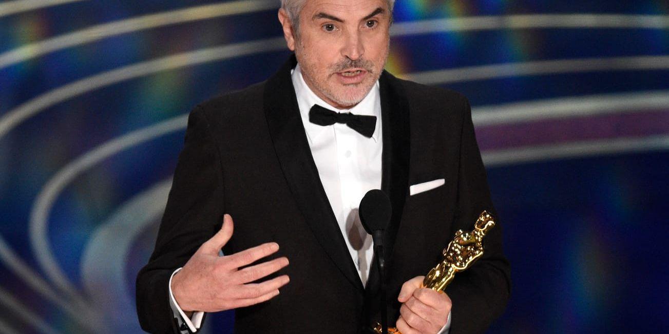 Alfonso Cuarón tar emot sin första Oscar för kvällen, för bästa foto.