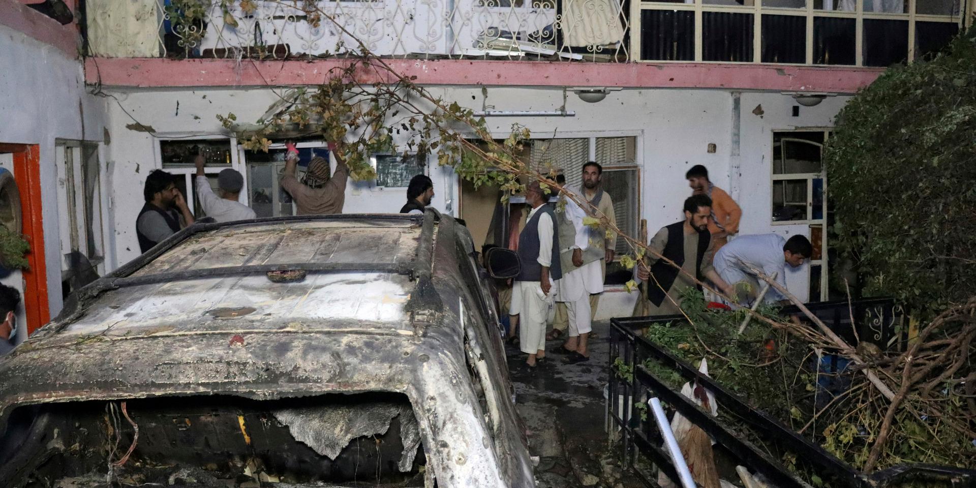 Förstörelsen inspekteras efter den uppmärksammade drönarattacken den 29 augusti, då tio civila dödades i Kabul. Arkivbild.