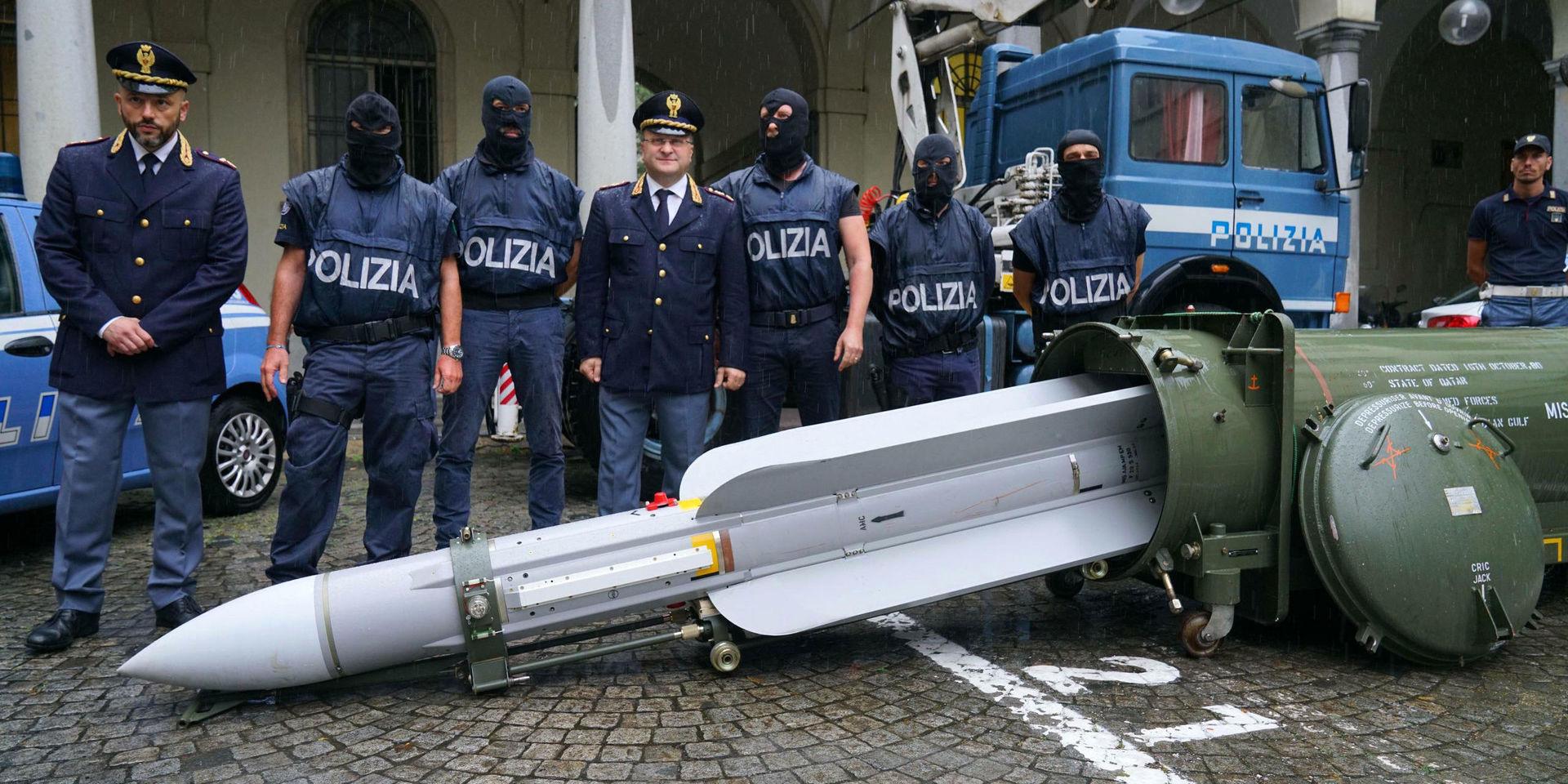 Italiensk polis uppställda vid den jaktrobot, som beslagstogs i samband med att man genomförde flera räder mot högerextrema grupper runt om i landet. 