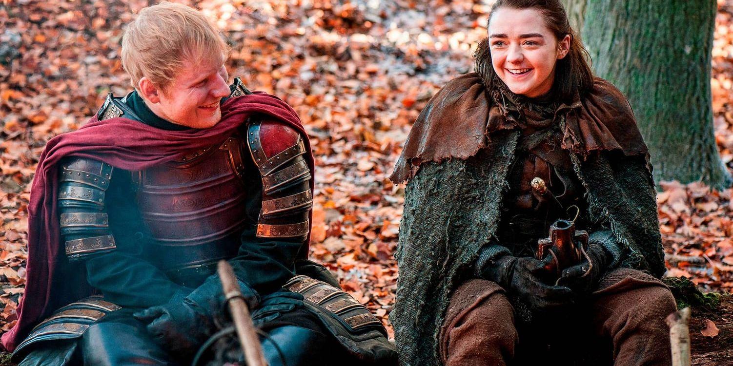 Ed Sheeran och Maisie Williams i en scen ur serien "Game of Thrones". Sheerans medverkan i serien har lett till både positiva och negativa reaktioner på sociala medier.