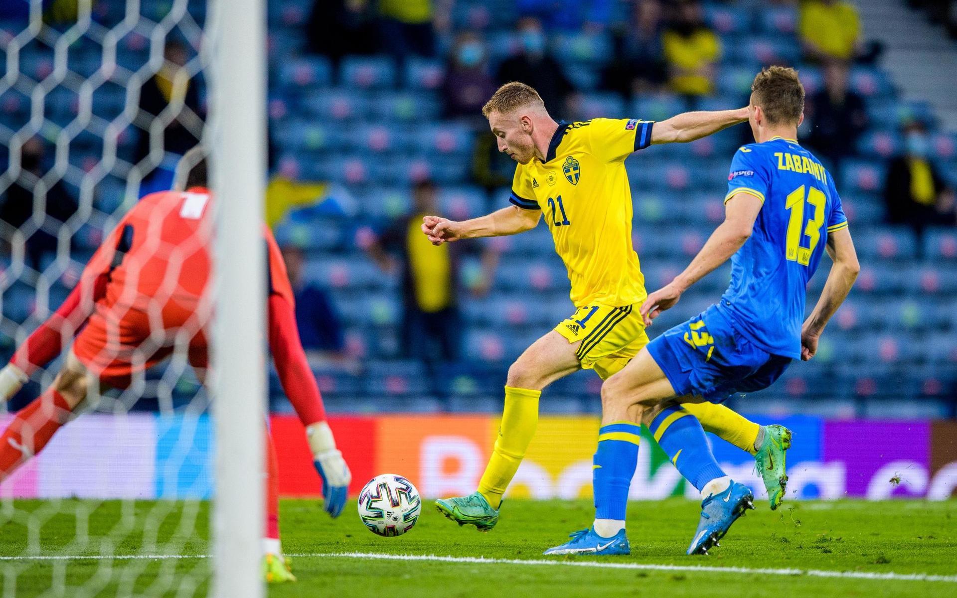 Dejan Kulusevski of Sweden and Illia Zabarnyi of Ukraine during the UEFA Euro 2020 Football Championship round of 16 match between Sweden and Ukraina on June 29, 2021 in Glasgow. 
