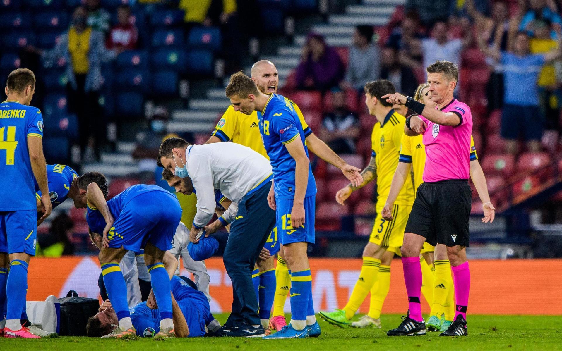 Marcus Danielson of Sweden receives a red card from referee Daniele Orsato during the UEFA Euro 2020 Football Championship round of 16 match between Sweden and Ukraina on June 29, 2021 in Glasgow. 